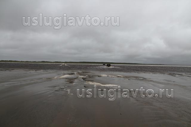 течение пытается смыть вездеходы в море