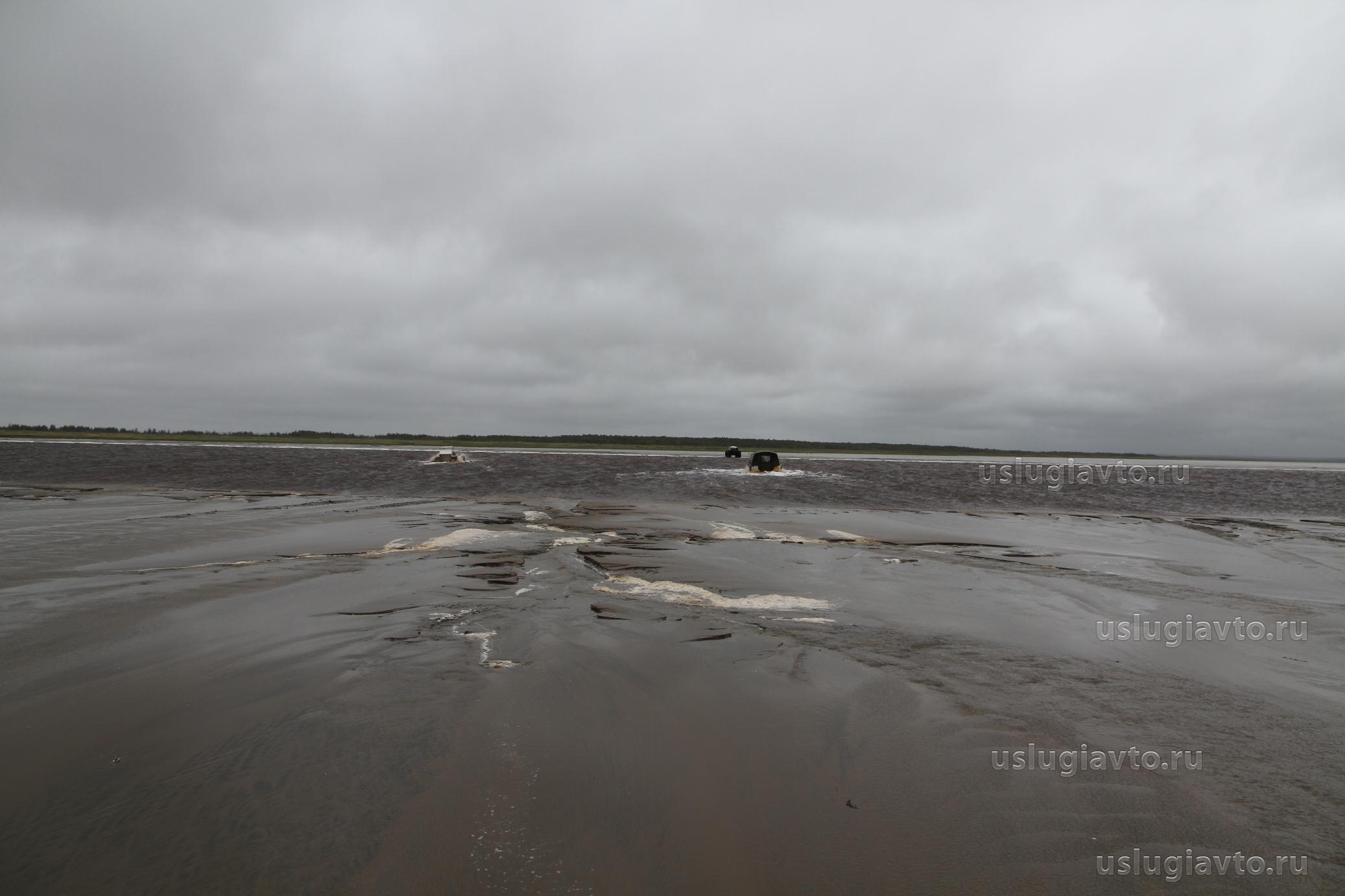 течение пытается смыть вездеходы в море